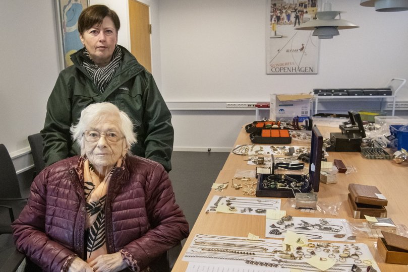 Janne Rytter Hansen og hendes 86-årige mor Ketty Rytter var tirsdag formiddag på besøg på politistationen i Hobro for ved selvsyn at gense og genkende de stjålne smykker, Ketty Rytter har mistet i sin ældrevenlige lejlighed i Suldrup gennem længere tid. <i>Foto: Kim Dahl Hansen</i>