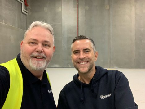 Da lagerchefen John Skov Nielsen (t.v.) mødte ind i den nye store lagerhal, mødte han Jacob Risgaard (t.h.) på fejemaskinen. Foto: John Skov Nielsen