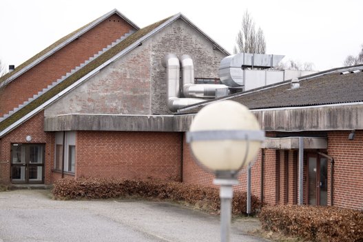 Den tidligere folkeskolen ligger ikke langt fra museet Herregården Hessel. <i>Foto: Henrik Bo</i>