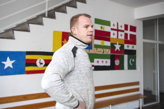 Flag i foyeren vidner om sprogskole for asylsøgere. <i>Foto: Henrik Bo</i>
