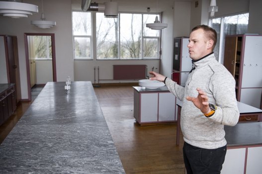 Mange af lokalerne bærer tydeligt præg af dengang, der var folkeskole. <i>Foto: Henrik Bo</i>