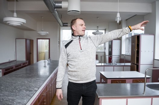 Tobias Telling Puggaard i det der engang var skolekøkken. Det bliver fortsat køkken, hvor der skal kunne laves mad til festerne. <i>Foto: Henrik Bo</i>