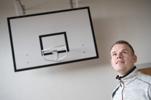 Tobias Telling (billedet) er 31 år. Hans bror Mark 33 år. Begge er fra området. <i>Foto: Henrik Bo</i>