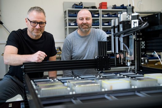 - Det nye er at det hele foregår fuldstændig automatisk på stedet - uden menneskelig indblanding, siger ingeniør Søren Bastholm (t.h.) som her ses sammen med Thomas Hansen, der også arbejder på robotten. <i>Bo Lehm</i>