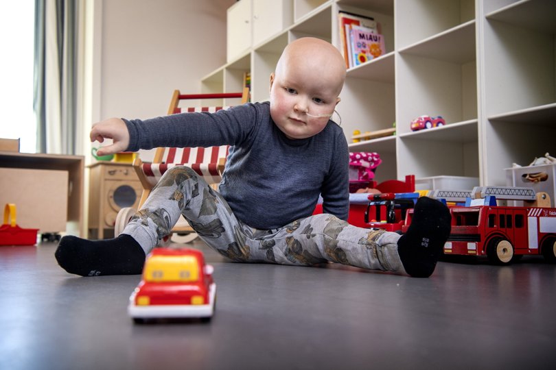 Tre-årige Johan fik 1. december diagnosen leukæmi - det var to uger efter, at hans mor havde haft et kanonvalg til byrådet i Hjørring Kommune. Nu er han i gang med behandling, som han heldigvis har responderet godt på. Foto: Torben Hansen