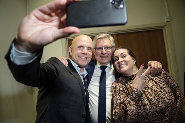 Glæden var stor på valgnatten, hvor et borgerligt flertal og konstitueringsaftale var en realitet. Fra venstre Per Møller (K), Søren Smalbro (V) og Gry Bruun Nielsen (R).  <i>Foto: Bente Poder</i>