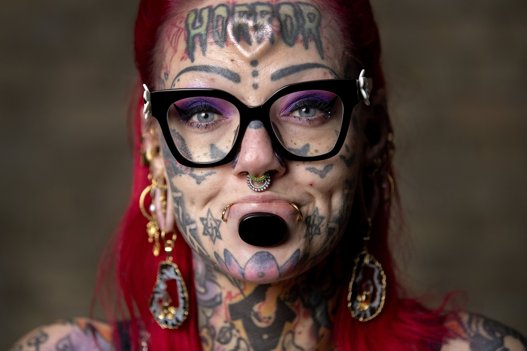 Resten af Sarahs familie var langt fra lige så tatoveret, som hun er i dag. Men det er alligevel der, hendes fascination af kropsudsmykning tog sine spæde skridt. Foto Lars Pauli <i>Foto: Lars Pauli</i>