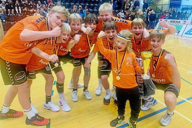 Elliot Sandbæk Rokkjær fik lov at løfte pokalen, da Thy Håndbolds U15 drenge vandt Hannibal Cup i Ikast i september i fjor. Privatfoto