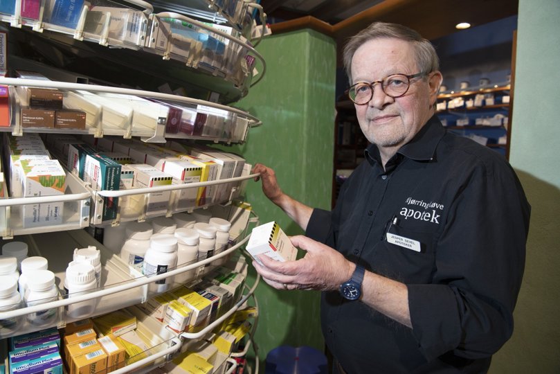 Apoteker Jesper Sevel oplever en stor mangel på farmakonomer. I et halvt år har han forsøgt at få besat to stillinger. Foto: Bente Poder <i>Foto: Bente Poder</i>