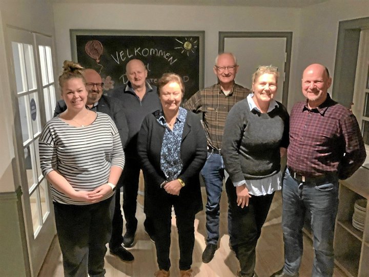 Bestyrelsen for Rebild Vandrerhjem sammen med forpagter Vivi Frejlev Nielsen og hendes ægtefælle Hugo Nielsen (th.) Privatfoto
