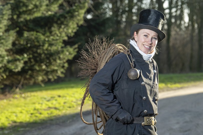 Der er kun to kvindelige skorstensfejere med eget firma i Danmark. Den ene arbejder på Fyn, og den anden er Rikke Danmark, som arbejder i Brønderslev Kommune - og elsker det.Foto: Bente Poder