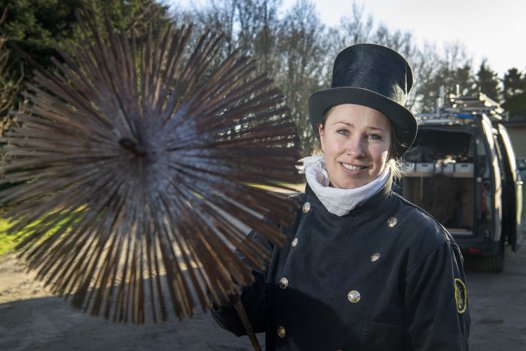 Den sorte hat hører med til at være skorstensfejer, og det var en stor dag, da Rikke Danmark blev udlært og fik den på for første gang. I dag bruger hun den ofte, men ikke altid. Foto: Bente Poder