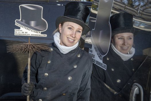 Efter en ungdom med skiftende ufaglærte job har Rikke Danmark fundet sin rette hylde som skorstensfejer ... endda med foden under eget bord. Foto: Bente Poder