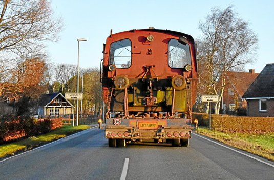 Köf-Traktor 274 på vej fra Randers til Mariager, hvor det lille rangerlokomotiv i fremtiden skal hjælpe med at flytte rundt på Mariager-Handest Veteranjernbanes materiel.  Privatfoto