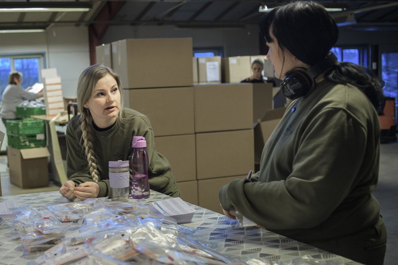 Gry Larsen (tv) stiftede sit firma, Pakkeriet, for mindre end et år siden, da hun stadig studerede på Erhvervsakademi Dania. Første driftsår gav et pænt overskud. Foto: Martin Damgård