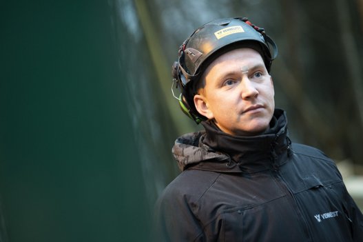Tømrer Martin Østergaard Madsen fra Vennelyst Ingeniør- og Entreprenørforretning knokler sammen med gode kollegaer for at gøre Fønix-bygningen klar. Foto: Henrik Bo