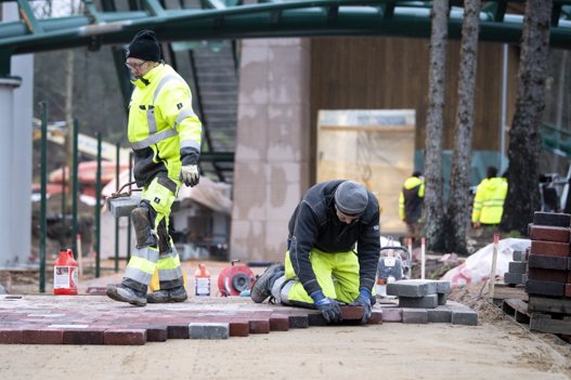 Brolæggerne knokler for at få stierne midt på pladsen lagt. Foto: Henrik Bo