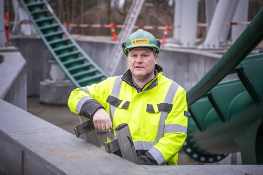 Morten Als i en af de udgravninger, som Vennelyst har gravet og støbt. Til april skal Fønix dykke ned i "hullet" på sin tur rundt i parken. Foto: Henrik Bo
