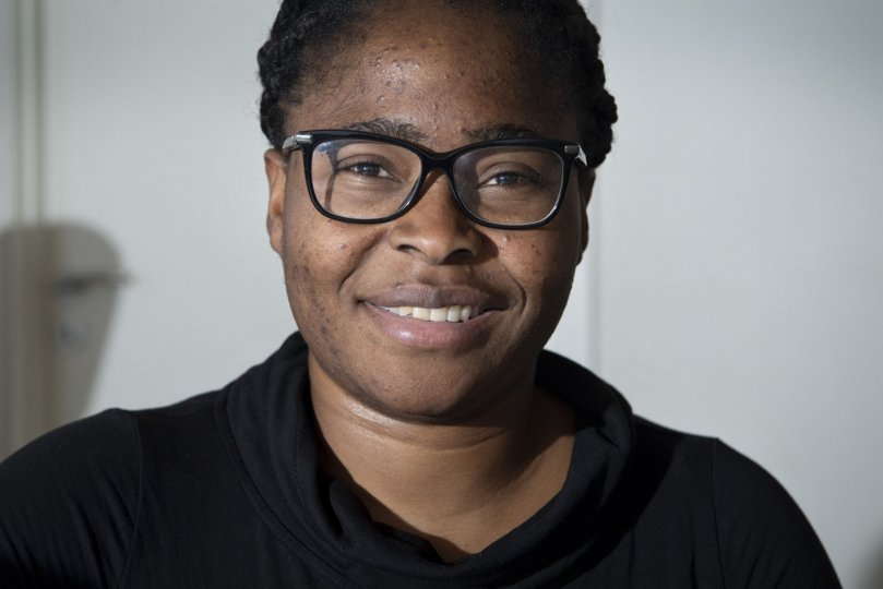 Bijoux Ilunga er flygtning fra Zambia, oprindeligt fra Congo, men har i dag fundet sin egen hverdag i Brovst i Jammerbugt. Og så har hun startet sit eget børnehjem i Zambia. Foto: Bente Poder <i>Foto: Bente Poder</i>