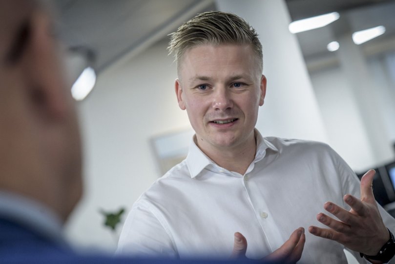 Kristian Lund Glyø er en af de akademikere, sparekassen i Vrå søgte efter i et usædvanligt jobopslag. Foto: Martin Damgård