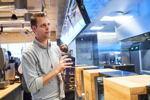 Franchisetager i Haverslev for Sunset Boulevard Per Ladegaard Jørgensen var straks med på idéen med at donere 170 burgere til byens efterskoleelever. Arkivfoto: Nicolas Cho Meier