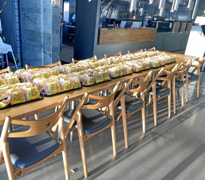 170 snackburgere hos Sunset Boulevard klar til afgang til HCI. Privatfoto