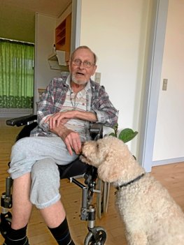Maj-Britts Sørensens hund Zæzæ har også spillet en vigtig rolle i relationen. Privatfotor.