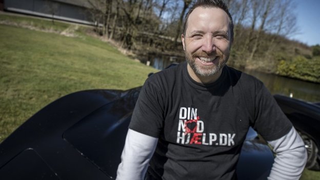 Jimmy Jensen fra Brønderslev håber, at løftet om en klækkelig dusør kan skaffe oplysninger, der fælder den tyv, som stjal alt, hvad hans medarbejder ejer og har. Billedet er et foto af Jimmy Jensen, hvor han kører konfirmander uden beregning. Torsdagens oplevelse har ikke givet anledning til brede smil - tværtimod. Arkivfoto