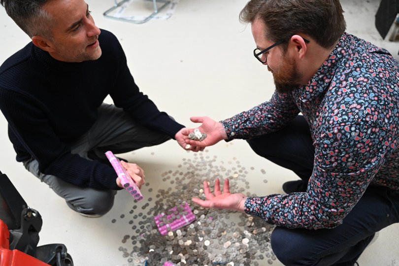 En tydeligt overasket Jacob Risgaard får her overrakt de mange mønter af AKKC-direktør Nicolaj Holm. Foto: AKKC