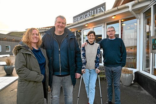 Kristine og Per Gravgaard vil i en overgangsperiode hjælpe de nye ejere på vej. Og de to tidligere ejere kommer måske på lønningslisten som tilkaldepersonale, når det brænder på i Færgegrillen. Foto: Ole Iversen