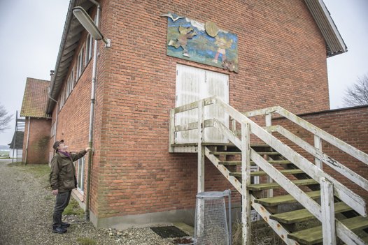 Ifølge bestyrelsesformand for Frivilligcenter Rebild Hans Rønnau kan den lukkede Hellum Skole meget nemt omdannes til et aktivitetshus for hele Rebild Kommune. Foto: Martin Damgård