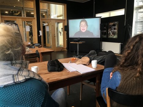 Både jurymedlemmer og publikum måtte i år opleve opførelsen af stykkerne online. På skærmen skuespiller Charlotte Bøving i rollen som Fru K, der bliver opstemt af at pine sin nabo. Foto: Pelle Koppel