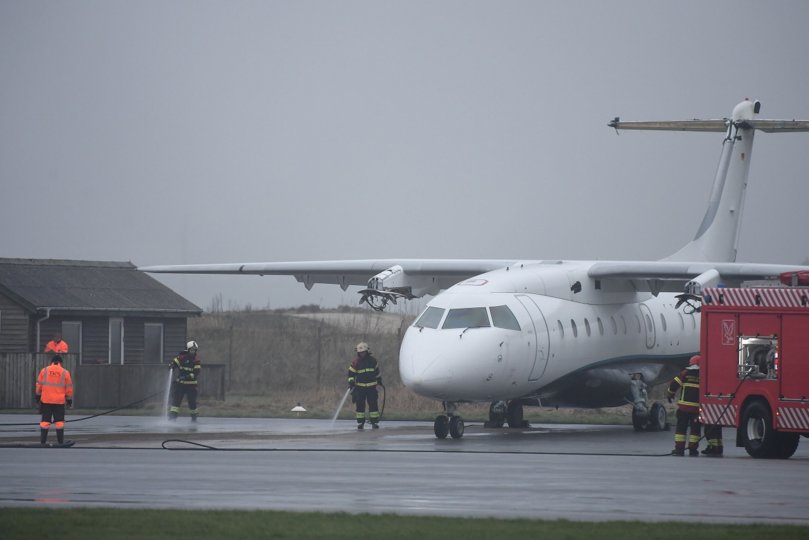 Brandfolk fra Hanstholm spuler asfalten for det tabte jetfuel. Foto: Bo Lehm <i>Bo Lehm</i>