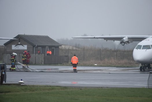 Det spildte brændstof bliver spulet hen i et sandfang, hvorfra det suges op af en slamsuger. Foto: Bo Lehm <i>Bo Lehm</i>