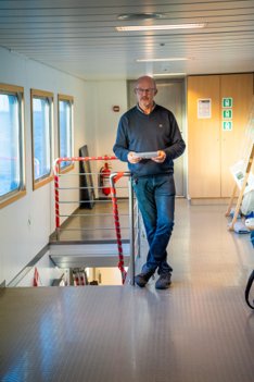 Formand Viggo Vangsgaard indviede i 2018 et kunstgalleri i færgens aflange salon. Arkivfoto: Diana Holm <i>Foto: Peter Mørk</i>