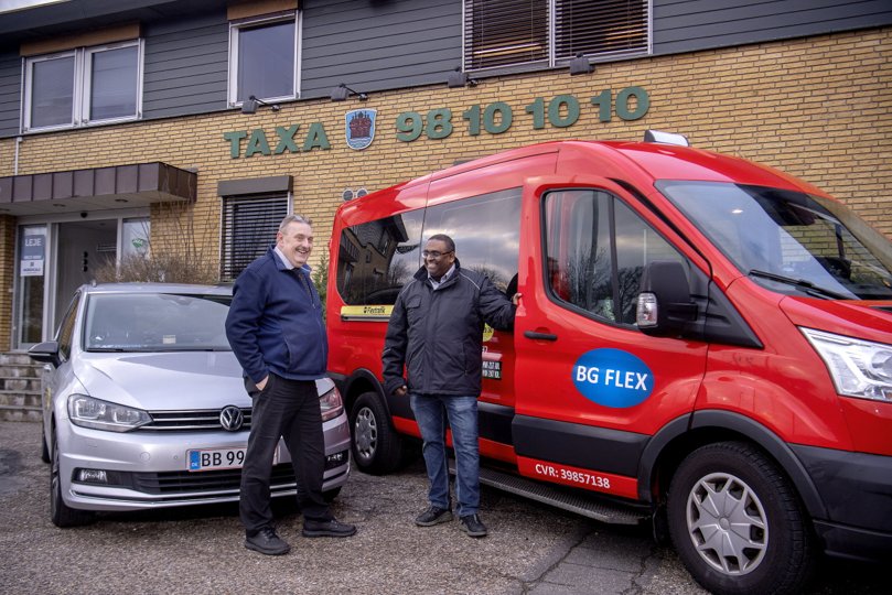 Højt humør på taxacentralen. Formand Gert Mark og Ander Johansen - begge Aalborg Taxa - foran centralen på Stationsmestervej. Foto: Lars Pauli <i>Foto: Lars Pauli</i>