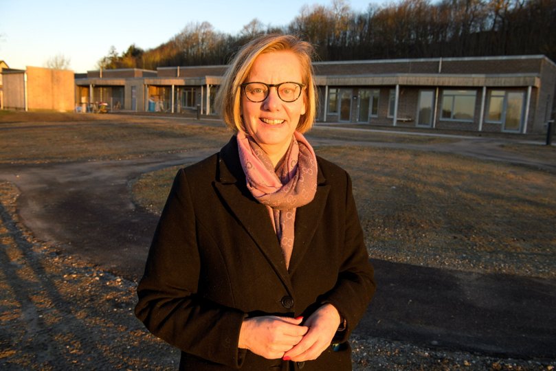 Trine Blaabjerg Petersen står foran Børneuniverset i Hobro, Mariagerfjord Kommunes nyeste daginstitution, hvor håndværkere har travlt med at gøre klar til åbningen i foråret 2022. Foto: Bo Lehm <i>Bo Lehm</i>