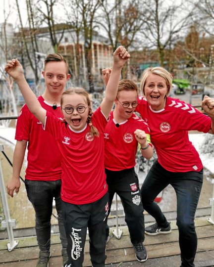 Rikke Nielsen og LykkeLiga-stjernerne Magda, Tobias og Jakob har al mulig grund til at juble over deres fælles succes. Privatfoto