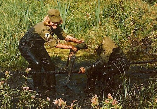 Lone i sit første praktikforløb som gruppefører for et rekruthold i Kagerup ved Grib Skov i 1979. Mudderhullet har øgenavnet "Tyrens Røvhul". Privatfoto