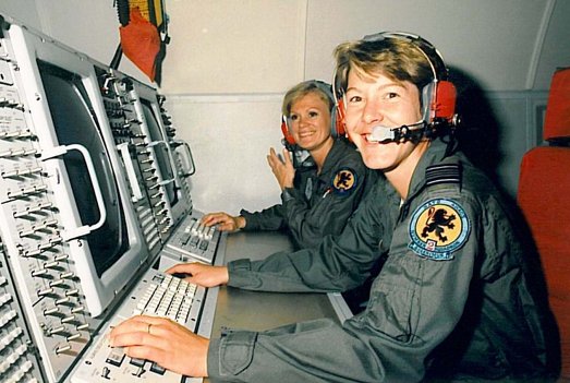 Lone Træholt ombord i NATO E-3A (AWACS) under sin udstationering i den tyske by GeilenKirchen fra 1987 til 1992. Flyet fungerer som et flyvende kontrol- og varselssystem, der overvåger luftrummet og har base i NATO Air Base Geilenkirchen. Privatfoto.