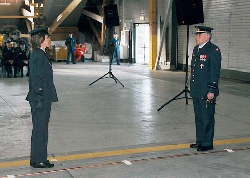 Lone Træholt var i 2003-2006 stabschef ved Flyvestation Aalborg. På billedet overdrages titlen til Lone Træholt ved en såkaldt chefskifteparade. Privatfoto