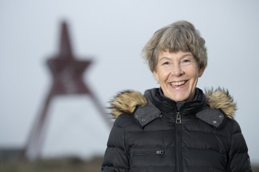 Lone har et ønske om at gå på pension indenfor et par år. Ikke fordi hun føler sig gammel. Tværtimod. Men jo mere tid hun bruger væk fra flyvestationen i Karup, jo sværere bliver det at bevare sine forbindelser og have en fornemmelse for, hvad der sker og rør sig. Foto: Bente Poder <i>Foto: Bente Poder</i>