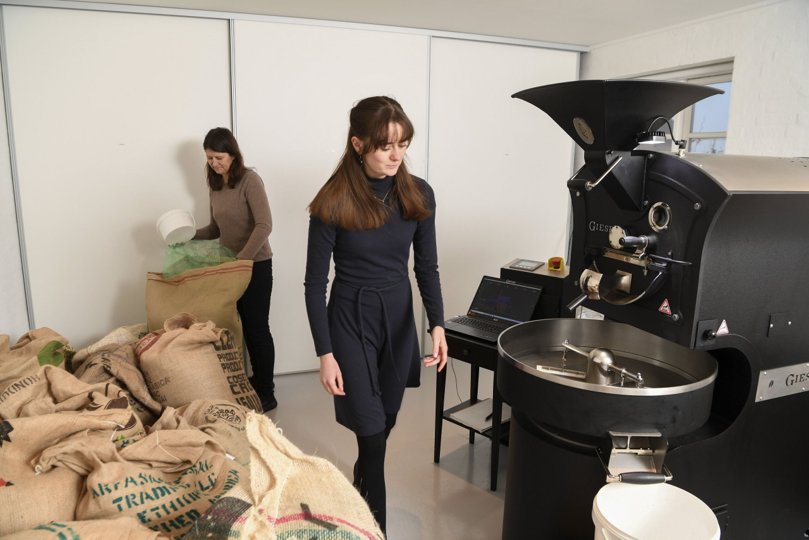 - Der er virkelig allerede stor opbakning. Det havde vi ikke regnet med, siger Simone Muus, der driver kafferisteriet Muus Kaffe på Gjøl sammen med sin mor Linette. Foto: Henrik Louis <i>Foto:Henrik Simonsen</i>