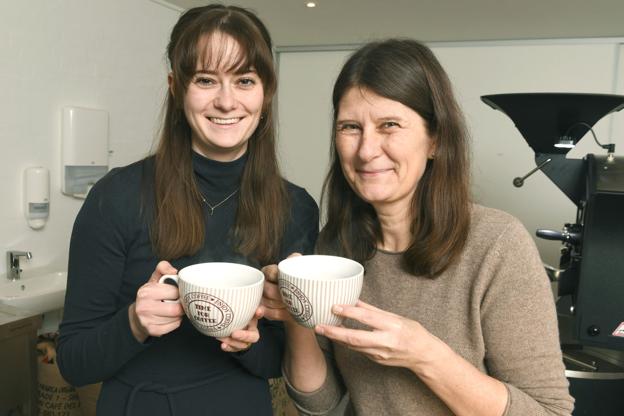 - Der er virkelig allerede stor opbakning. Det havde vi ikke regnet med, siger Simone Muus, der driver kafferisteriet Muus Kaffe på Gjøl sammen med sin mor Linette. Foto: Henrik Louis <i>Foto:Henrik Simonsen</i>