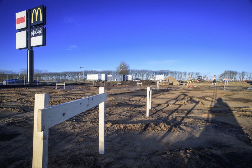 Der graves for tiden lige ved siden af McDonald’s - her skal ligge en OK tankstation med vaskehal. Foto: Martin Damgård