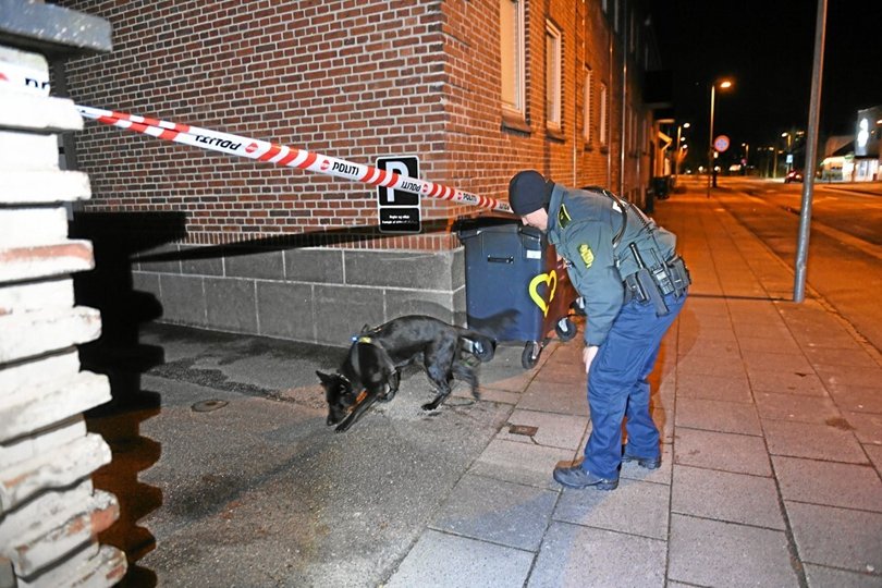 Politiet ledte efter spor i Nørresundby efter onsdagens knivopgør. Foto: Jan H. Pedersen