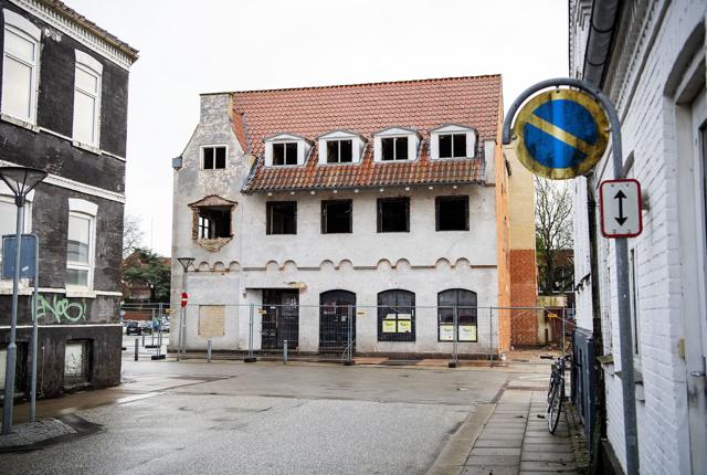 Torsdag 6. januar klokken 11 bliver Messing Jens-bygningen væltet af gravemaskiner. Du kan følge med i begivenheden, som Hjørring Kommune, entreprenørfirmaet Vennelyst og Det Nordjyske Mediehus livestreamer i fællesskab. Foto: Henrik Bo