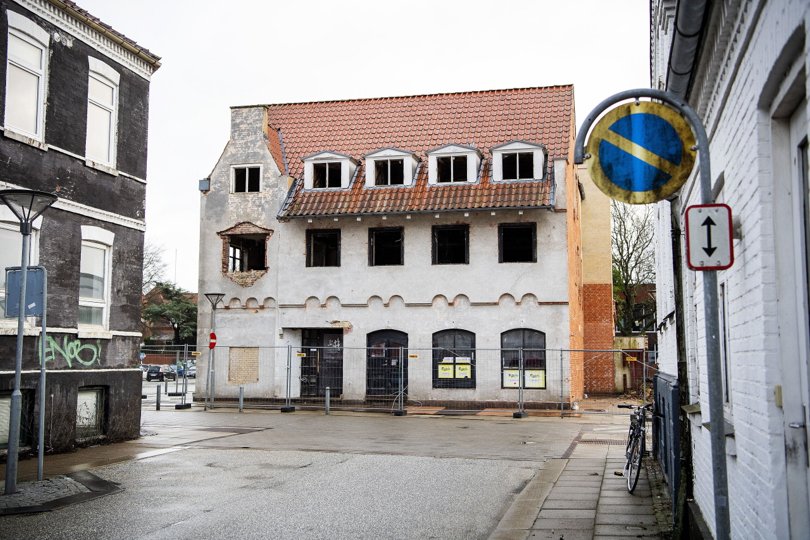 Torsdag 6. januar klokken 11 bliver Messing Jens-bygningen væltet af gravemaskiner. Du kan følge med i begivenheden, som Hjørring Kommune, entreprenørfirmaet Vennelyst og Det Nordjyske Mediehus livestreamer i fællesskab. Foto: Henrik Bo <i>Foto: Henrik Bo</i>