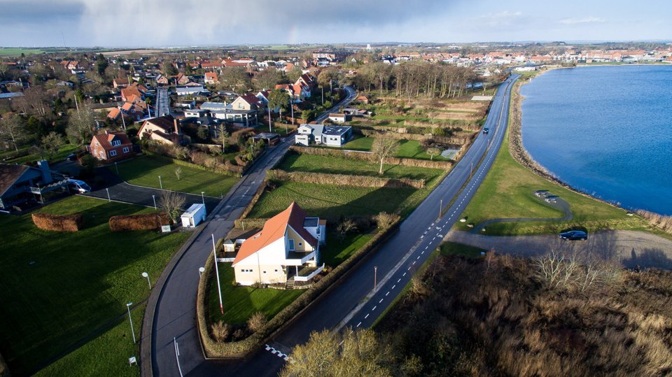 Det surfbræt-formede jordstykke, der afgrænses af Refshammervej til venstre og Maagevej til højre, er lokalplanens område C. Her må der ikke etableres nye boliger, men eksisterende huse kan til- og ombygges i et plan.