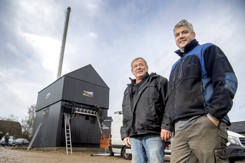 Per Lassen (tv) og Lars Lisberg er begge født i Rostrup, og nu investerer de sammen omkring en million kroner for at skaffe billig varme til byens borgere. Foto: Lars Pauli